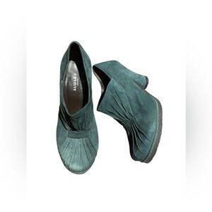 AUDLEY LONDON RETRO STYLE SLIP ON BOOTIES MID HEEL PUMPS